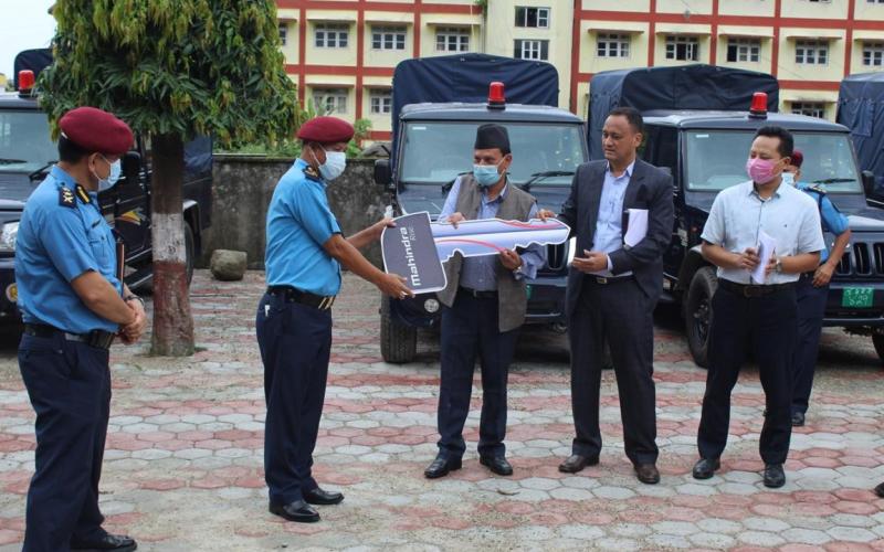 आन्तरिक मामिला तथा कानून मन्त्रालयद्वारा बागमती प्रदेश प्रहरी कार्यालय र सो अन्तर्गतका कार्यालयहरुलाई गाडी हस्तान्तरण ।