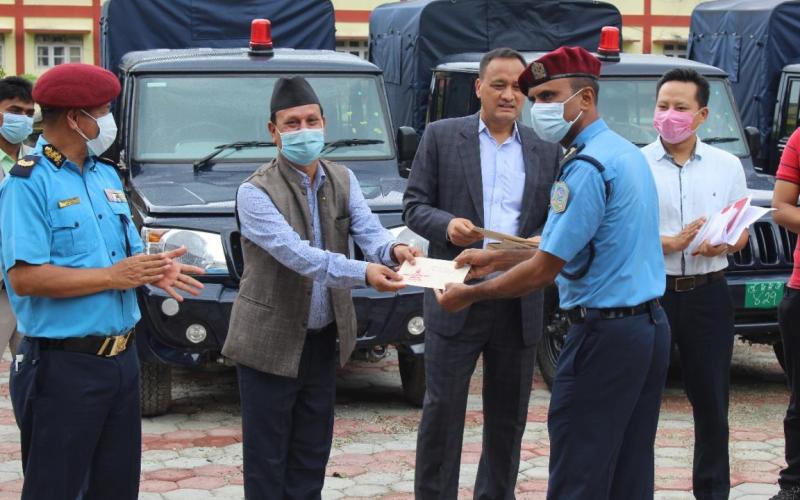 आन्तरिक मामिला तथा कानून मन्त्रालयद्वारा बागमती प्रदेश प्रहरी कार्यालय र सो अन्तर्गतका कार्यालयहरुलाई गाडी हस्तान्तरण ।