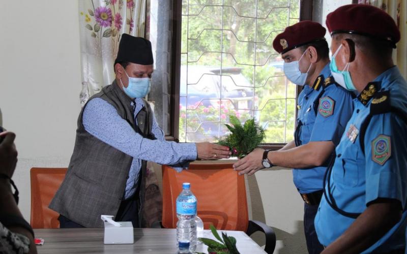 आन्तरिक मामिला तथा कानून मन्त्रालयद्वारा बागमती प्रदेश प्रहरी कार्यालय र सो अन्तर्गतका कार्यालयहरुलाई गाडी हस्तान्तरण ।